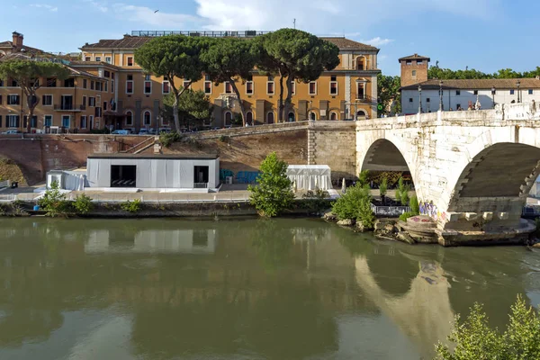 ROMA, ITÁLIA - JUNHO 22, 2017: Vista incrível do rio Tibre e do Pons Cestius na cidade de Roma — Fotografia de Stock