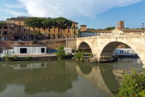 ROMA, ITÁLIA - JUNHO 22, 2017: Vista incrível do rio Tibre e do Pons Cestius — Fotografia de Stock