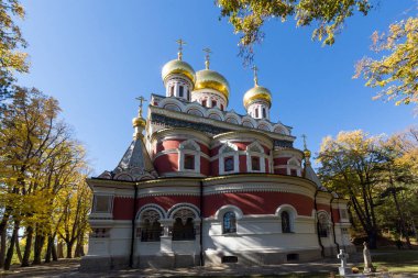 Sonbahar görünümü Rus Kilisesi (manastır doğuş) kasabasında Shipka, Bulgaristan