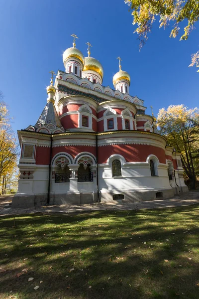 Sonbahar görünümü Rus Kilisesi (manastır doğuş) kasabasında Shipka, Bulgaristan