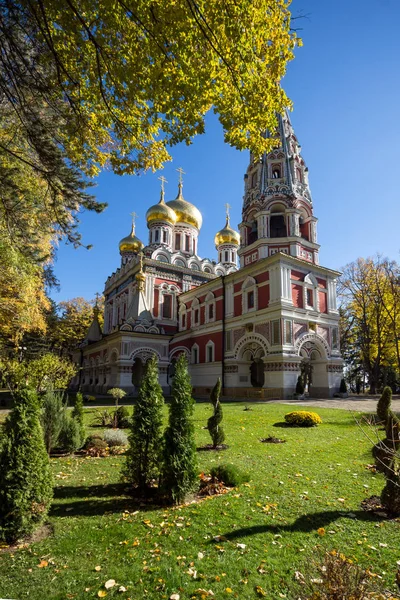 俄罗斯教堂 （修道院诞生） 在小镇的希普卡，保加利亚的秋天景色 — 图库照片