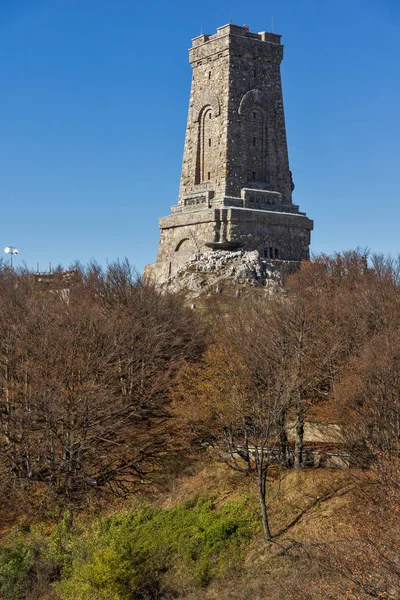Podzimní pohled na Pomník svobody Shipka, Bulharsko — Stock fotografie
