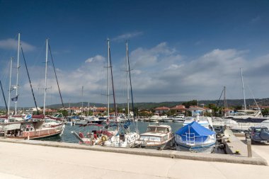 Chalkidiki, orta Makedonya, Yunanistan - 25 Ağustos 2014: Bağlantı noktası Nikiti Sithonia Yarımadası, Chalkidiki, Yunanistan, panoramik manzaralı