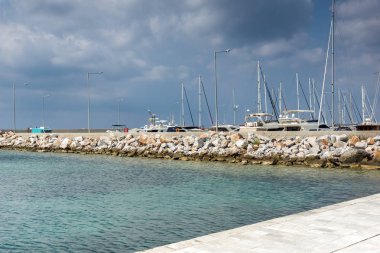 Chalkidiki, orta Makedonya, Yunanistan - 25 Ağustos 2014: Bağlantı noktası Nikiti Sithonia Yarımadası, Chalkidiki, Yunanistan, panoramik manzaralı