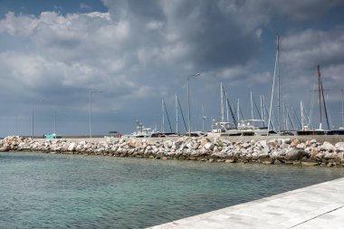 Chalkidiki, orta Makedonya, Yunanistan - 25 Ağustos 2014: Bağlantı noktası Nikiti Sithonia Yarımadası, Chalkidiki, Yunanistan, panoramik manzaralı