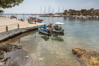 Chalkidiki, orta Makedonya, Yunanistan - 25 Ağustos 2014: Panoramik bir şehir, Neos Marmaras Sithonia Yarımadası, Chalkidiki,