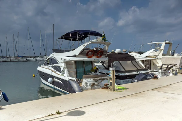 Chalkidiki, zentralmakedonien, griechenland - 25. august 2014: panoramablick auf den hafen von nikiti auf der sithonia-halbinsel, chalkidiki — Stockfoto