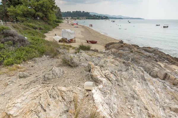 Chalkidiki, Central Macedonia, Grecja - 25 sierpnia 2014: Seascape Tripotamos plaży na półwyspie Sithonia, Chalkidiki — Zdjęcie stockowe