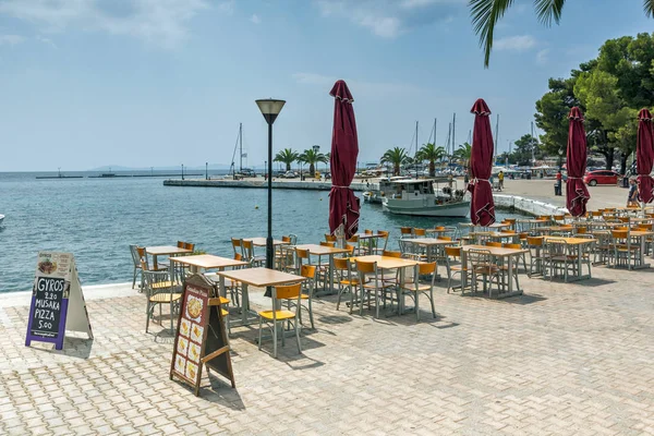 CHALKIDIKI, MACEDONIA CENTRAL, GRECIA - 25 DE AGOSTO DE 2014: Vista panorámica de la ciudad de Neos Marmaras en la península de Sithonia, Chalkidiki — Foto de Stock