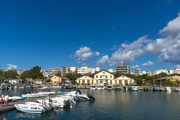 ALEXANDROUPOLI, GRECIA - 23 DE SEPTIEMBRE DE 2017: Puerto y Panorama a la ciudad de Alexandroupoli, Grecia — Foto de Stock