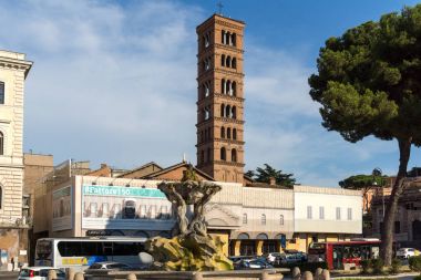 Rome, İtalya - 22 Haziran 2017: görünüm, kilise Santa Maria Cosmedin'deki ve Roma şehrinin Tritonları Çeşmesi şaşırtıcı