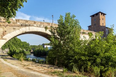 Rome, İtalya - 22 Haziran 2017: Castello Caetani, Tiber Nehri'ne ve Pons Fabricius Roma şehir görünümünü şaşırtıcı
