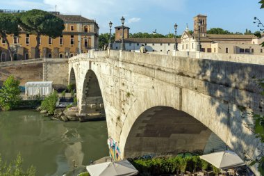 Rome, İtalya - 22 Haziran 2017: Tiber Nehri ve Pons Cestius Roma şehir görünümünü şaşırtıcı