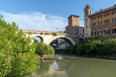 Rome, İtalya - 22 Haziran 2017: Castello Caetani, Tiber Nehri'ne ve Pons Fabricius Roma şehir görünümünü şaşırtıcı