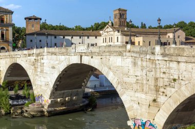 Rome, İtalya - 22 Haziran 2017: Tiber Nehri ve Pons Cestius Roma şehir görünümünü şaşırtıcı