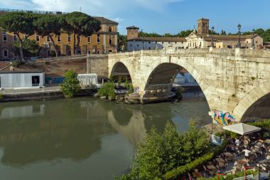 Rome, İtalya - 22 Haziran 2017: Tiber Nehri ve Pons Cestius Roma şehir görünümünü şaşırtıcı
