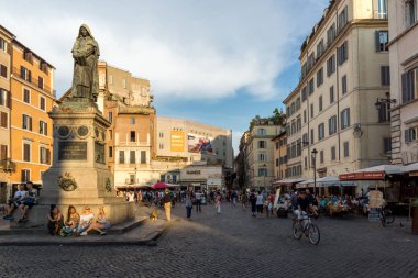 Rome, İtalya - 22 Haziran 2017: Muhteşem gün batımı görünümü Campo de Fiori Roma şehir