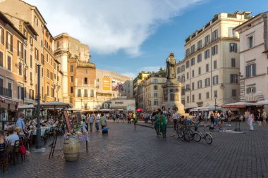Rome, İtalya - 22 Haziran 2017: Muhteşem gün batımı görünümü Campo de Fiori Roma şehir