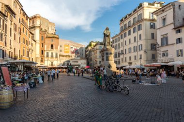 Rome, İtalya - 22 Haziran 2017: Muhteşem gün batımı görünümü Campo de Fiori Roma şehir