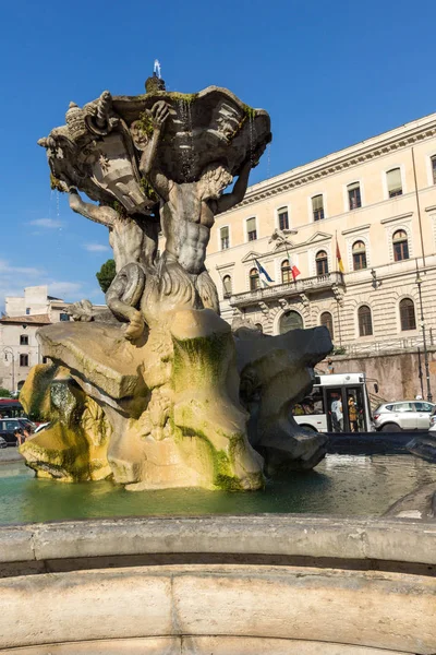 Rom, Italien - 22 juni 2017: Fantastisk utsikt till fontän av Tritons i Rom — Stockfoto