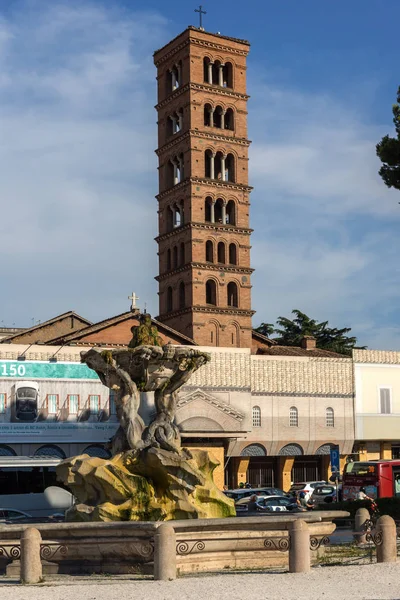 ROMA, ITÁLIA - JUNHO 22, 2017: Vista incrível da Igreja de Santa Maria in Cosmedin e Fonte dos Tritões na cidade de Roma — Fotografia de Stock