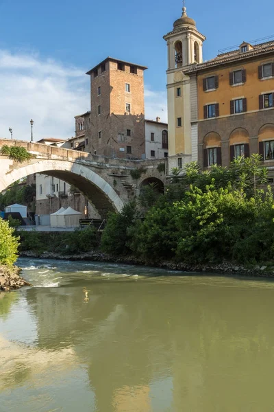 Rome, İtalya - 22 Haziran 2017: Castello Caetani, Tiber Nehri'ne ve Pons Fabricius Roma şehir görünümünü şaşırtıcı — Stok fotoğraf