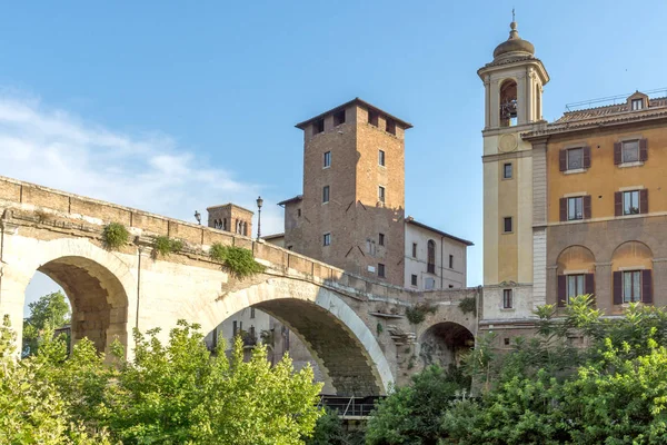 Rome, İtalya - 22 Haziran 2017: Castello Caetani, Tiber Nehri'ne ve Pons Fabricius Roma şehir görünümünü şaşırtıcı — Stok fotoğraf