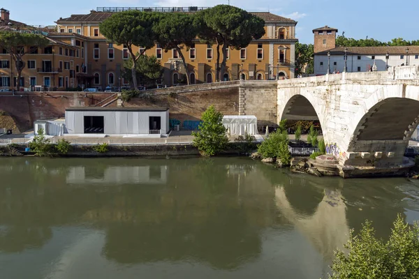 ROMA, ITÁLIA - JUNHO 22, 2017: Vista incrível do rio Tibre e do Pons Cestius na cidade de Roma , — Fotografia de Stock