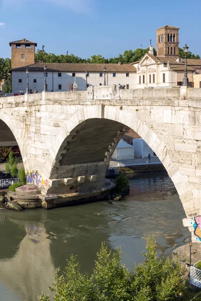 ROMA, ITÁLIA - JUNHO 22, 2017: Vista incrível do rio Tibre e do Pons Cestius na cidade de Roma — Fotografia de Stock