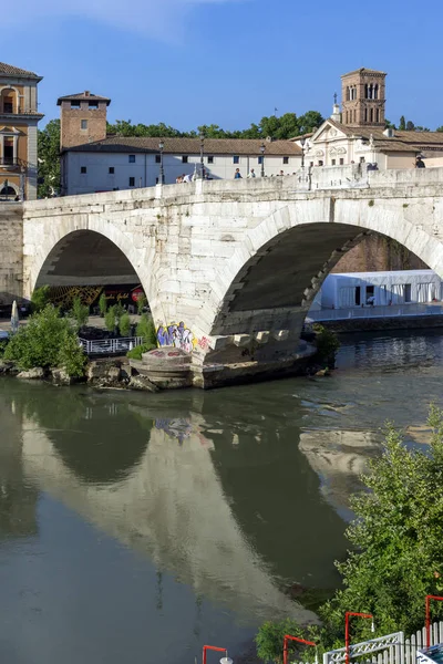ROMA, ITÁLIA - JUNHO 22, 2017: Vista incrível do rio Tibre e do Pons Cestius na cidade de Roma — Fotografia de Stock