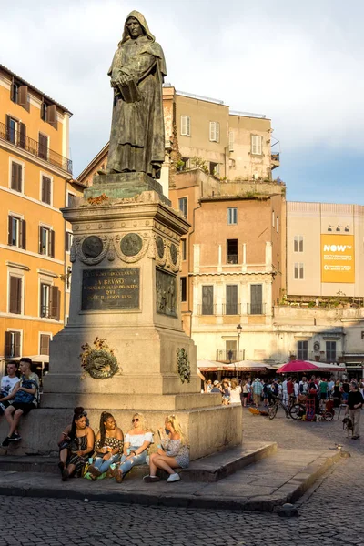 Rome, İtalya - 22 Haziran 2017: Muhteşem gün batımı görünümü Campo de Fiori Roma şehir — Stok fotoğraf