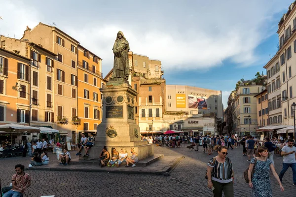 ROMA, ITALIA - 22 DE JUNIO DE 2017: Increíble vista del atardecer Campo de Fiori en la ciudad de Roma — Foto de Stock