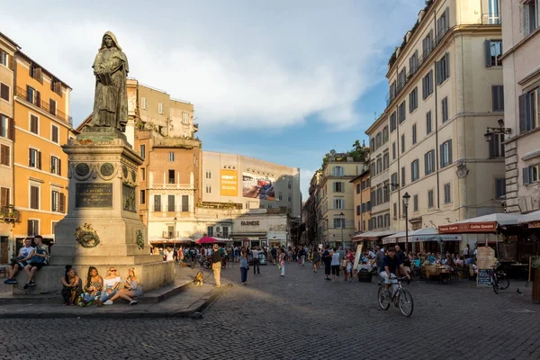 Rome, İtalya - 22 Haziran 2017: Muhteşem gün batımı görünümü Campo de Fiori Roma şehir