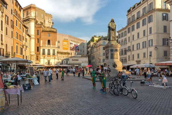 ROMA, ITALIA - 22 DE JUNIO DE 2017: Increíble vista del atardecer Campo de Fiori en la ciudad de Roma — Foto de Stock