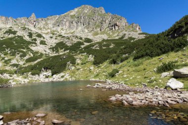 Dzhangal tepe ve Samodivski gölleri, Pirin Dağı ile manzara