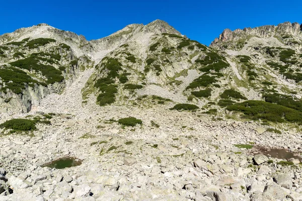 左クラレフ ドボルと風景を渡すと、ピリン山 — ストック写真