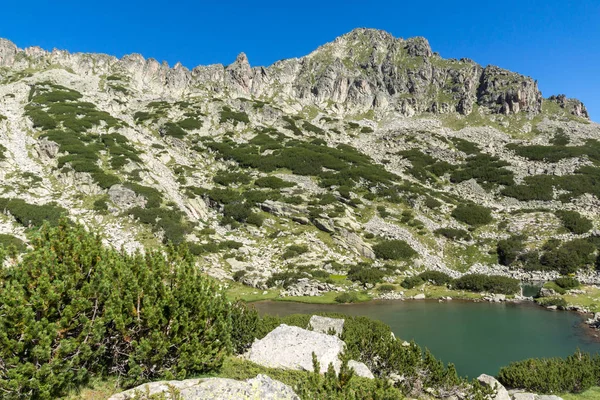 Paisaje con pico Dzhangal y lagos Samodivski, Montaña Pirin — Foto de Stock
