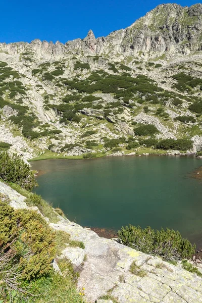 Landschaft mit Dzhangal-Gipfel und Samodiwski-Seen, Piringebirge — Stockfoto