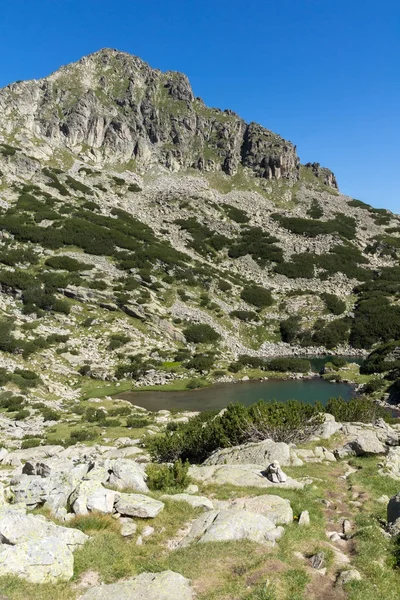 Paesaggio con vetta Dzhangal e laghi Samodivski, Pirin Mountain — Foto Stock