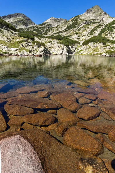 ภูมิทัศน์ที่มีทางผ่าน Kralev Dvor ด้านซ้ายและทะเลสาบ Samodivski ภูเขา Pirin — ภาพถ่ายสต็อก