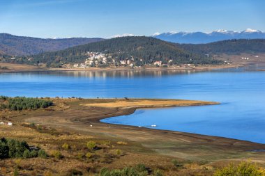 Şaşırtıcı sonbahar manzara Batak rezervuar, Bulgaristan