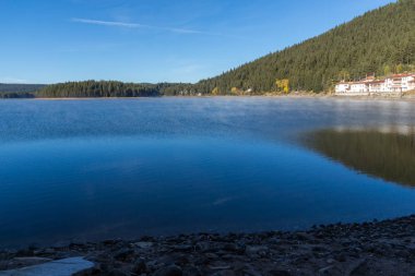 Şaşırtıcı sonbahar manzara Golyam Beglik rezervuar, Bulgaristan