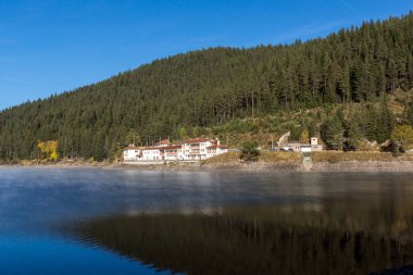 Şaşırtıcı sonbahar manzara Golyam Beglik rezervuar, Bulgaristan