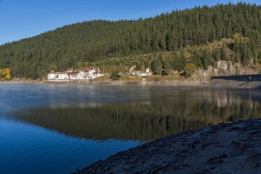 Şaşırtıcı sonbahar manzara Golyam Beglik rezervuar, Bulgaristan