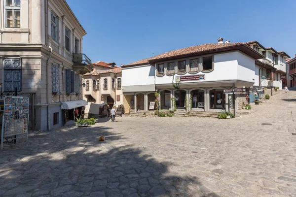 PLOVDIV, BULGARIA - 1 DE SEPTIEMBRE DE 2017: Increíble vista de la calle y casas en el casco antiguo de Plovdiv —  Fotos de Stock