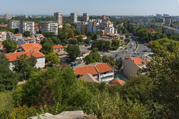 PLOVDIV, BULGARIA - СЕНТЯБРЬ 1, 2017: Amazing Panorama to City of Plovdiv from nebet tepe hill — стоковое фото