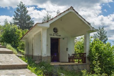 Krastova Gora, Bulgaristan - 25 Mayıs 2013: Görünüm Krastova gora (ormanlar), Bulgaristan'ın Kilisesi Amazing