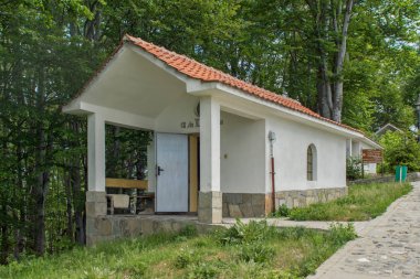 Krastova Gora, Bulgaristan - 25 Mayıs 2013: Görünüm Krastova gora (ormanlar), Bulgaristan'ın Kilisesi Amazing