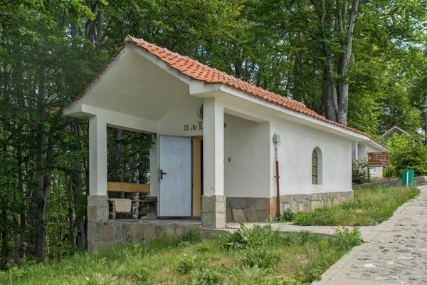 Krastova Gora, Bulgaristan - 25 Mayıs 2013: Görünüm Krastova gora (ormanlar), Bulgaristan'ın Kilisesi Amazing