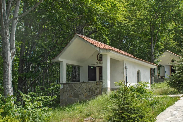 Krastova Gora, Bulgaristan - 25 Mayıs 2013: Görünüm Krastova gora (ormanlar), Bulgaristan'ın Kilisesi Amazing